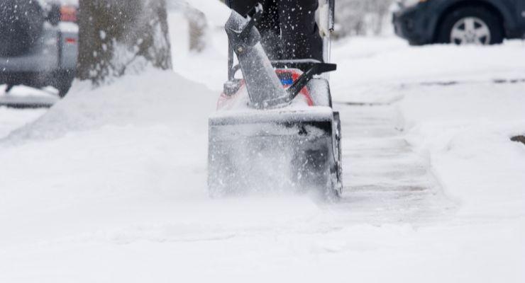 Snow Cleaning with a cordless Electric Snow Blower